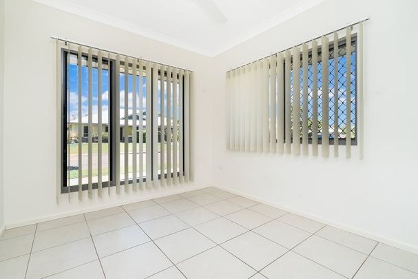 STYLISH LYONS LIVING - Photo 1