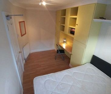 5 Bed - Granby Gardens, Reading - Photo 3