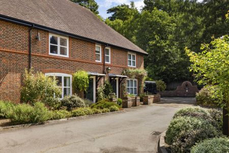 2 Bedroom Semi-Detached, Mytchett Heath – Camberley - Photo 4