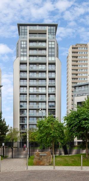 3 bedroom flat in Pump House Crescent - Photo 1