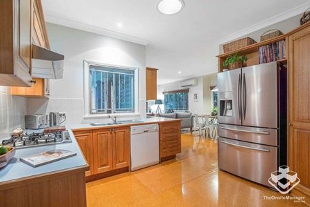 Furnished four bedrooms house at front of Park, Heart of Toowong - Photo 2