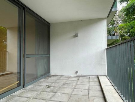 Hedendaags drieslaapkamerappartement met parkeerplaats, zonnige tuin en groot terras. - Foto 3