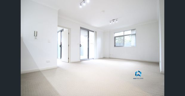 BRIGHT 2 BEDROOM APARTMENT - Photo 1