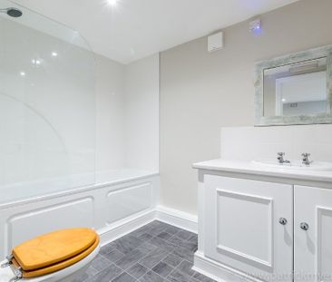 Flat to rent - The Gardens, London, SE22 - Photo 3