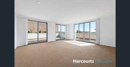 Conveniently Located Three Bedroom Apartment! - Photo 2