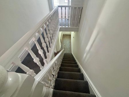 A three bedroom Mid Terraced House - Photo 4