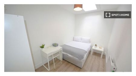 Room for rent in 4-bedroom apartment in Drimnagh, Dublin - Photo 4