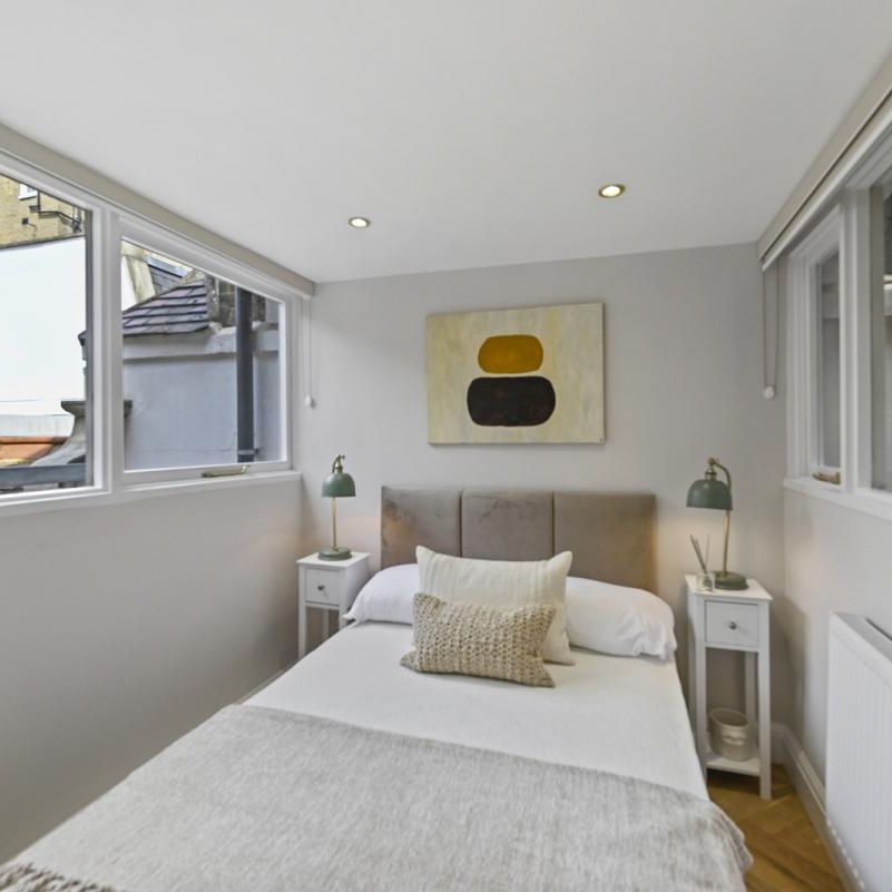 2 bedroom flat in South Kensington - Photo 1