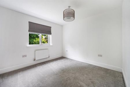 6 bedroom detached house to rent - Photo 5