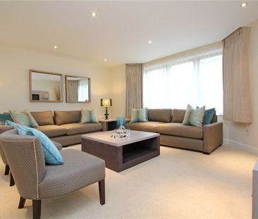The property consists of a spacious and bright entrance hall, 3 dou... - Photo 3