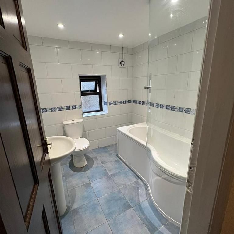 2 bedroom end of terrace house to rent - Photo 1