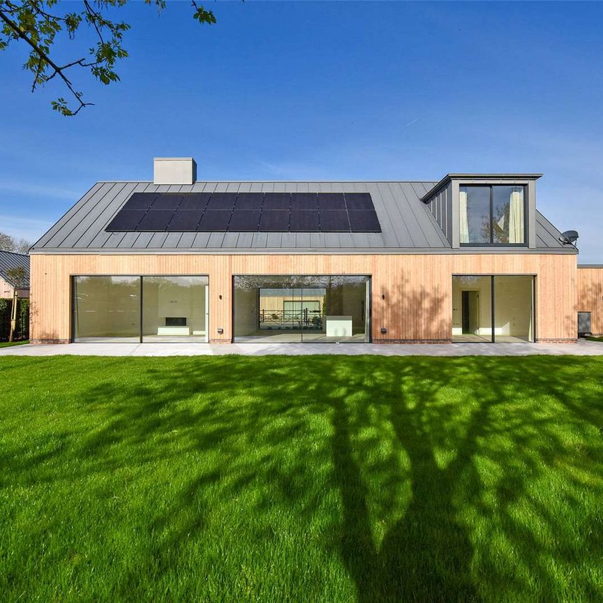 A high-specification home on a bespoke gated estate of four properties in Winkfield. - Photo 1