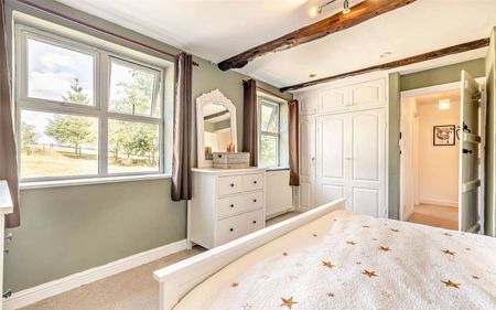 Charming cottage situated at the end of a country lane in a rural setting, yet still within easy access of Wilmslow, Alderley and Knutsford. - Photo 2