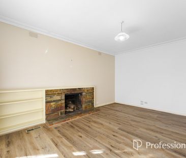 Comfortable Family Living in Brentwood Secondary School Zone - Photo 2
