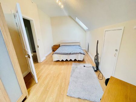 3 bedroom flat to rent - Photo 5