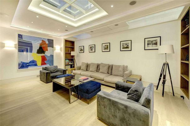 A beautifully presented three bedroom house in this pretty and quiet mews close to Kensington High Street. - Photo 1