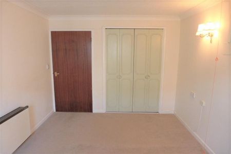 1 bedroom retirement property to rent - Photo 3