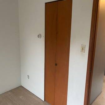 ****KITS****1 bdrm in a shared suite **** - Photo 4