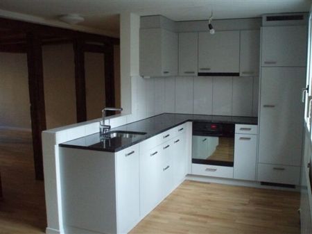 Renovated apartment in an old building for young people in the city center - Photo 4