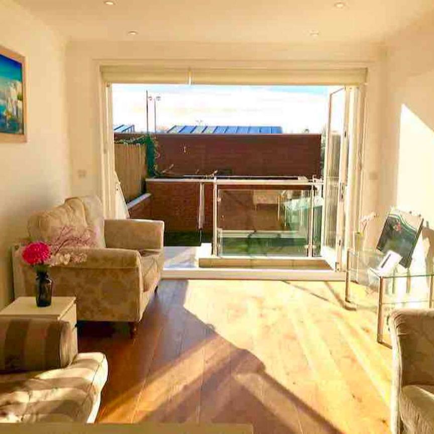 A purpose built 6 bedroom shared home Room 5 - Photo 1