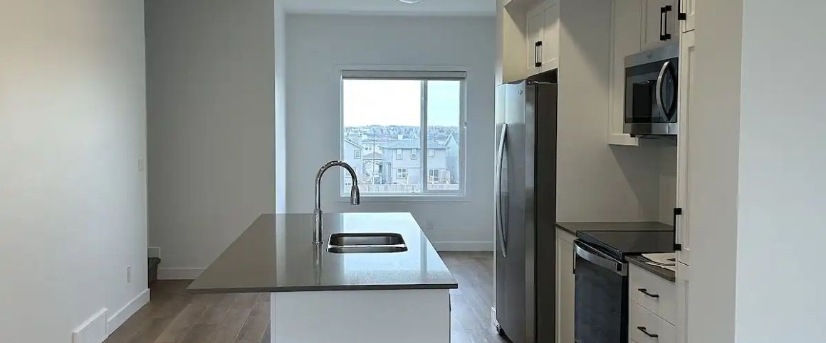 RENT REDUCED Beautiful Brand New Townhome in Airdrie SW — 3 Bedrooms Townhouse - Photo 1