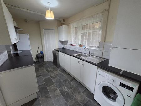 3 bedroom semi-detached house to rent - Photo 5