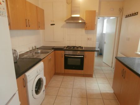 4 bedroom terraced house to rent - Photo 5