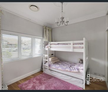 Period charm meets modern sophistication - Photo 6