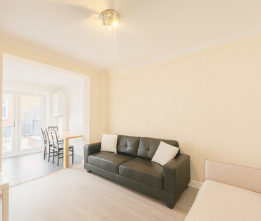 4 bedroom end of terrace house to rent - Photo 4