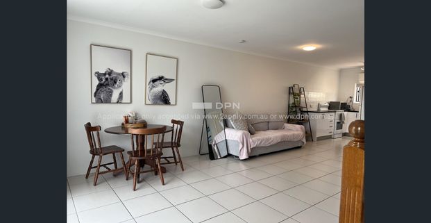 Conveniently located, spacious townhouse! - Photo 1