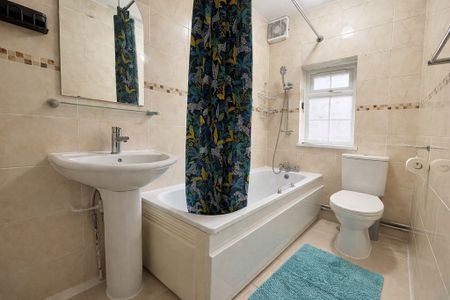 3 Bedroom House To Let - HP12 - Photo 3