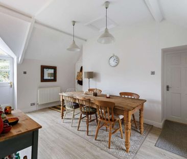 Recently refurbished three bed house with large private garden - Photo 3