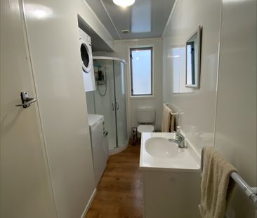 Modern 2-Bedroom Apartment with City Views – Walk to University & H... - Photo 1