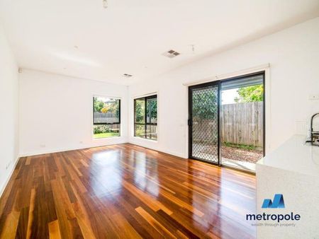 2/3 McLaren Street, MOUNT WAVERLEY, VIC - Photo 3