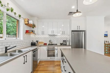 Modern low maintenance living in a prime location. - Photo 5