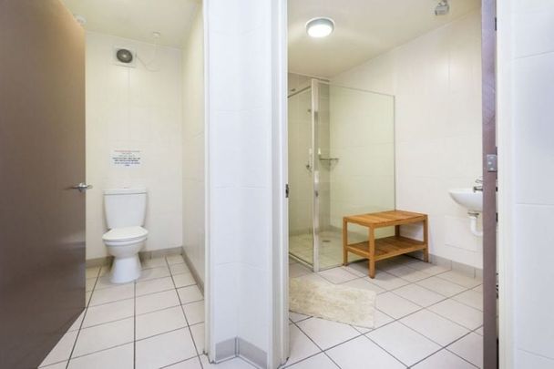 Large Single Room. Rent Includes Electricity, Wi Fi and Water – Bus stop at Front Door. - Photo 1