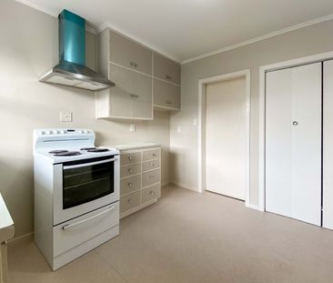 TRENTHAM LIVING - Photo 3