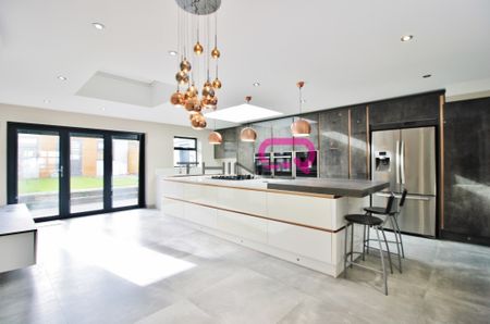 4 Bed Terraced House, Springfield Drive, IG2 - Photo 3