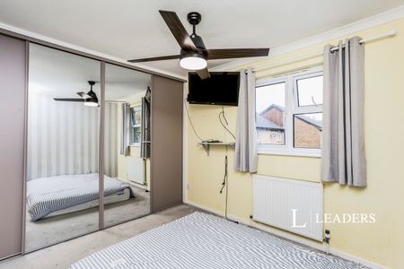 2 bedroom house to rent Kingslea, Horsham, West Sussex, RH13 - Photo 4