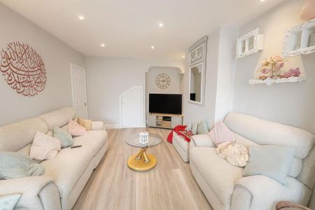 5 bedroom semi-detached house to rent - Photo 2
