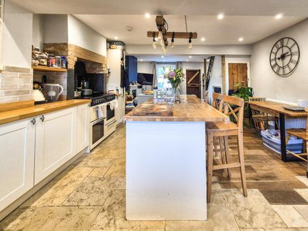 2 bedroom end of terrace house to rent - Photo 3