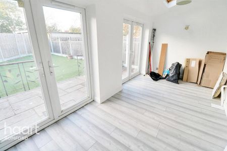 3 bedroom end of terrace house to rent - Photo 2