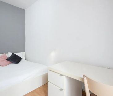 Calle de Fuencarral, Madrid, Community of Madrid 28004 - Photo 3