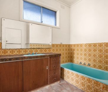 IDEAL PARKDALE SCHOOL LOCATION | LARGE YARD | WELL MAINTAINED HOME - Photo 6