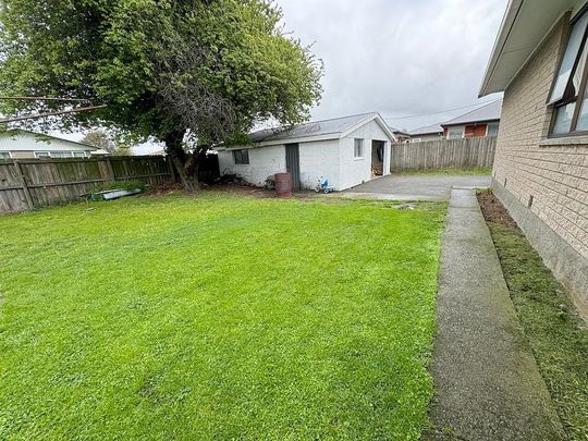 A home with walking distance to mall and schools. - Photo 1