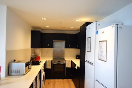 1 bedroom in a flat share to rent - Photo 3