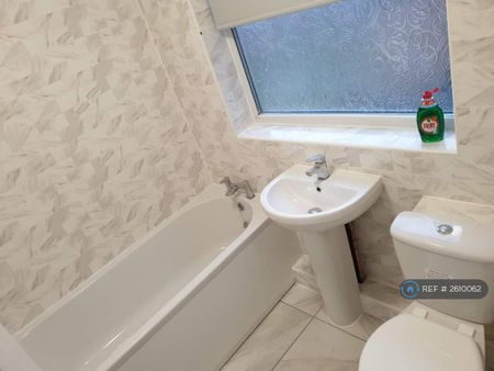 3 bedroom end of terrace house to rent - Photo 3