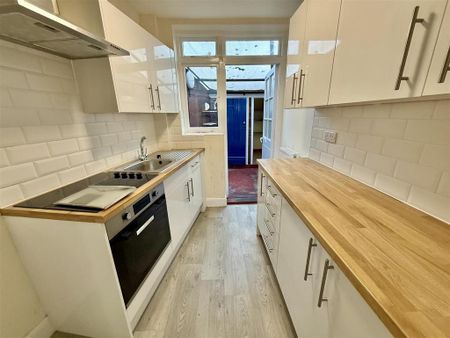 3 bedroom semi-detached house to rent - Photo 5