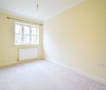 Well presented 3 bedroom end of terrace house for rent in the popul... - Photo 3