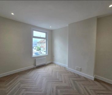 4 Bed Semi-Detached House, Mitcham Road, CR0 - Photo 1